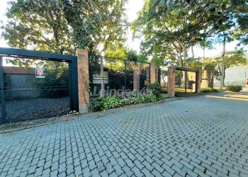 Casa Comercial para alugar com 160m², 3 dormitórios, 4 vagas no bairro Sarandi em Porto Alegre