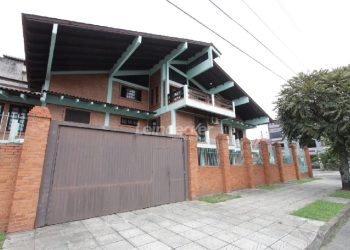 Casa para alugar com 574m², 5 dormitórios, 8 vagas no bairro Jardim Itu Sabará em Porto Alegre