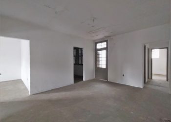 Conjunto para alugar com 173m², 2 vagas no bairro São João em Porto Alegre