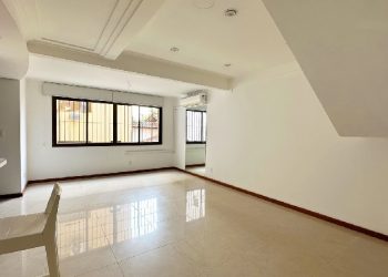 Duplex para alugar com 218m², 3 dormitórios, 2 vagas no bairro Chácara das Pedras em Porto Alegre
