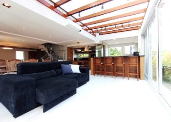 Casa em Condomínio para alugar com 334m², 3 dormitórios, 3 vagas no bairro Pedra Redonda em Porto Alegre