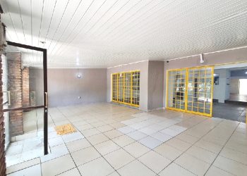 Loja para alugar com 270m², 3 dormitórios no bairro Azenha em Porto Alegre