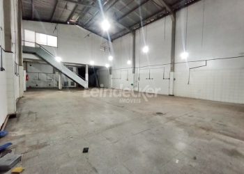 Prédio para alugar com 745m², 2 vagas no bairro Cavalhada em Porto Alegre