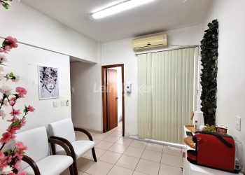Sala para alugar com 48m², 1 vaga no bairro Petrópolis em Porto Alegre