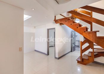 Casa para alugar com 176m², 3 dormitórios, 4 vagas no bairro Santana em Porto Alegre