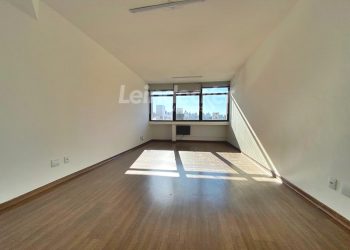 Sala para alugar com 40m², 1 vaga no bairro Petrópolis em Porto Alegre