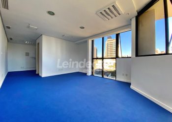 Sala para alugar com 41m², 1 vaga no bairro Três Figueiras em Porto Alegre