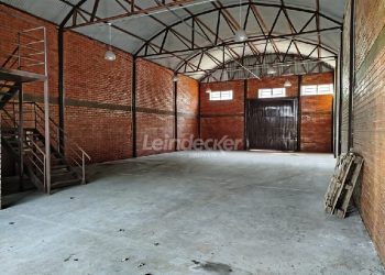 Depósito para alugar com 350m², 5 vagas no bairro Anchieta em Porto Alegre