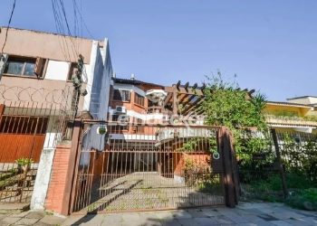 Casa para alugar com 372m², 3 dormitórios, 3 vagas no bairro Nonoai em Porto Alegre