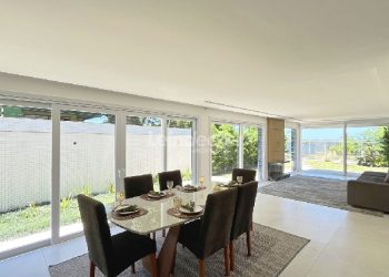 Apartamento para alugar com 316m², 3 dormitórios, 4 vagas no bairro Vila Assunção em Porto Alegre