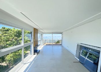 Apartamento para alugar com 160m², 3 dormitórios, 4 vagas no bairro Vila Assunção em Porto Alegre