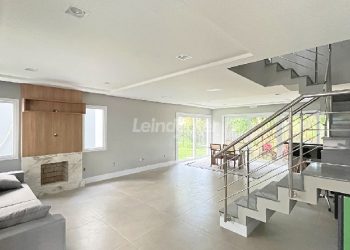 Casa em Condomínio para alugar com 334m², 3 dormitórios, 3 vagas no bairro Pedra Redonda em Porto Alegre