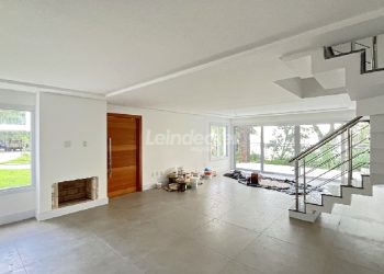 Casa em Condomínio para alugar com 334m², 3 dormitórios, 3 vagas no bairro Pedra Redonda em Porto Alegre