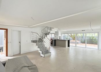 Casa em Condomínio para alugar com 334m², 3 dormitórios, 3 vagas no bairro Pedra Redonda em Porto Alegre