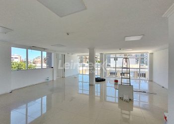 Conjunto para alugar com 100m², 2 vagas no bairro Petrópolis em Porto Alegre