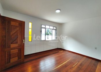 Casa para alugar com 162m², 2 dormitórios, 4 vagas no bairro Medianeira em Porto Alegre