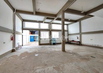 Depósito para alugar com 300m², 2 vagas no bairro Navegantes em Porto Alegre