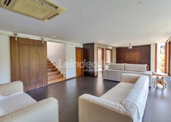 Casa em Condomínio para alugar com 493m², 4 dormitórios, 4 vagas no bairro Agronomia em Porto Alegre