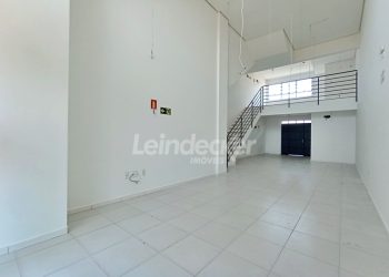 Loja para alugar com 100m², 1 vaga no bairro Cavalhada em Porto Alegre
