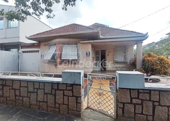 Casa Comercial para alugar com 163m², 3 dormitórios, 4 vagas no bairro São João em Porto Alegre