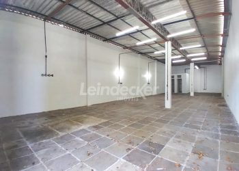 Depósito para alugar com 200m², 1 vaga no bairro Navegantes em Porto Alegre