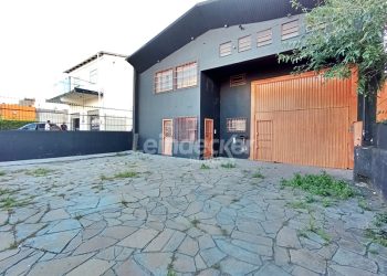 Depósito para alugar com 480m², 4 vagas no bairro Medianeira em Porto Alegre
