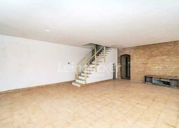 Casa Comercial para alugar com 180m², 4 dormitórios, 2 vagas no bairro Camaqua em Porto Alegre