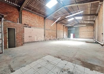 Depósito para alugar com 250m², 2 vagas no bairro Passo das Pedras em Porto Alegre