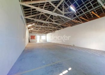 Depósito para alugar com 350m², 5 vagas no bairro Navegantes em Porto Alegre