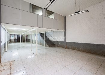 Depósito para alugar com 310m², 2 vagas no bairro São Geraldo em Porto Alegre