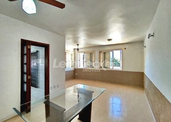 Casa para alugar com 250m², 3 dormitórios, 4 vagas no bairro Teresópolis em Porto Alegre