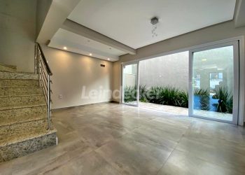 Casa para alugar com 180m², 3 dormitórios, 2 vagas no bairro São Geraldo em Porto Alegre