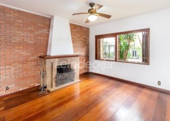 Casa para alugar com 224m², 3 dormitórios, 3 vagas no bairro Santana em Porto Alegre