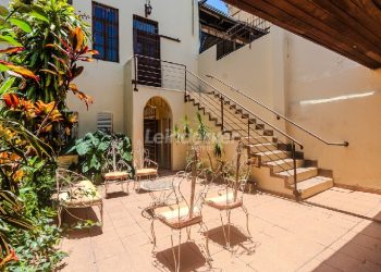 Casa Comercial para alugar com 330m², 2 vagas no bairro Cidade Baixa em Porto Alegre