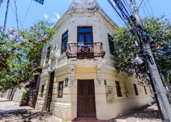 Casa Comercial para alugar com 330m², 2 vagas no bairro Cidade Baixa em Porto Alegre