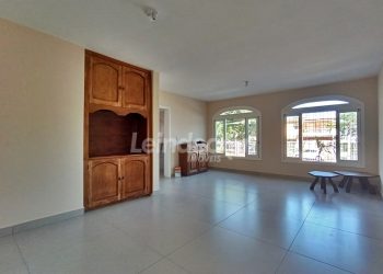 Casa Comercial para alugar com 330m², 3 dormitórios, 2 vagas no bairro Rubem Berta em Porto Alegre