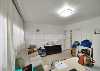 Casa para alugar com 231m², 3 dormitórios, 4 vagas no bairro Santa Cecilia em Porto Alegre
