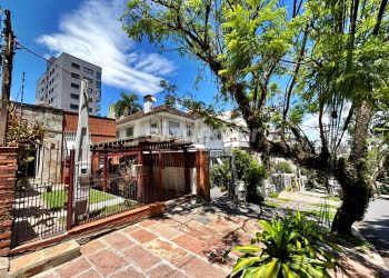 Casa para alugar com 156m², 3 dormitórios, 2 vagas no bairro Rio Branco em Porto Alegre