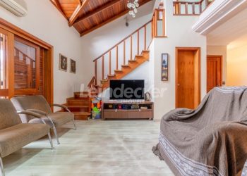 Casa para alugar com 360m², 4 dormitórios, 5 vagas no bairro Chácara das Pedras em Porto Alegre