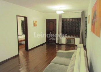 Casa para alugar com 315m², 3 dormitórios, 4 vagas no bairro Passo d'Areia em Porto Alegre