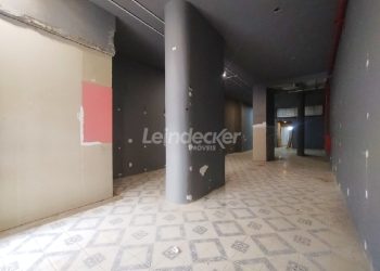 Loja para alugar com 135m², 2 vagas no bairro Centro em Porto Alegre