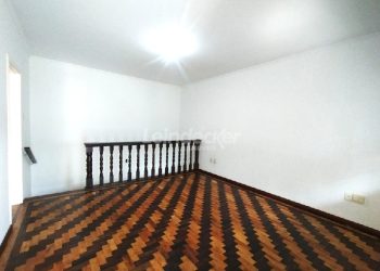 Casa para alugar com 298m², 3 dormitórios, 2 vagas no bairro Medianeira em Porto Alegre