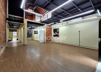 Casa Comercial para alugar com 490m², 6 vagas no bairro Navegantes em Porto Alegre