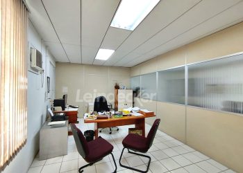 Depósito para alugar com 1.300m², 2 vagas no bairro Floresta em Porto Alegre