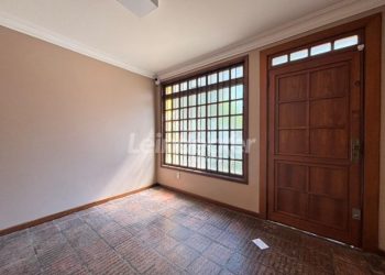 Casa para alugar com 230m², 5 dormitórios, 1 vaga no bairro Centro em Porto Alegre