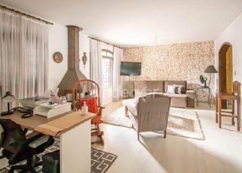 Casa para alugar com 224m², 3 dormitórios, 4 vagas no bairro São João em Porto Alegre