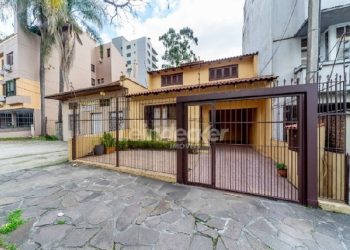 Casa para alugar com 200m², 3 dormitórios, 3 vagas no bairro Auxiliadora em Porto Alegre