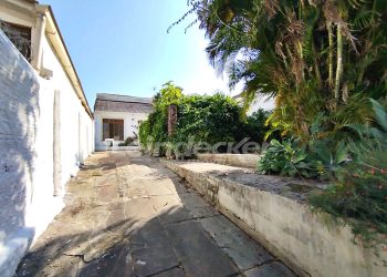 Casa para alugar com 116m², 2 dormitórios, 2 vagas no bairro Santana em Porto Alegre