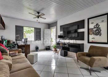 Casa para alugar com 200m², 4 dormitórios, 4 vagas no bairro Jardim do Salso em Porto Alegre