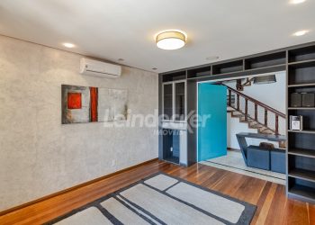 Casa para alugar com 420m², 6 dormitórios, 9 vagas no bairro Medianeira em Porto Alegre